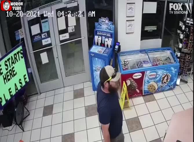 Video :The Magnificent Response of a Marine to an Armed Robber's Threat!